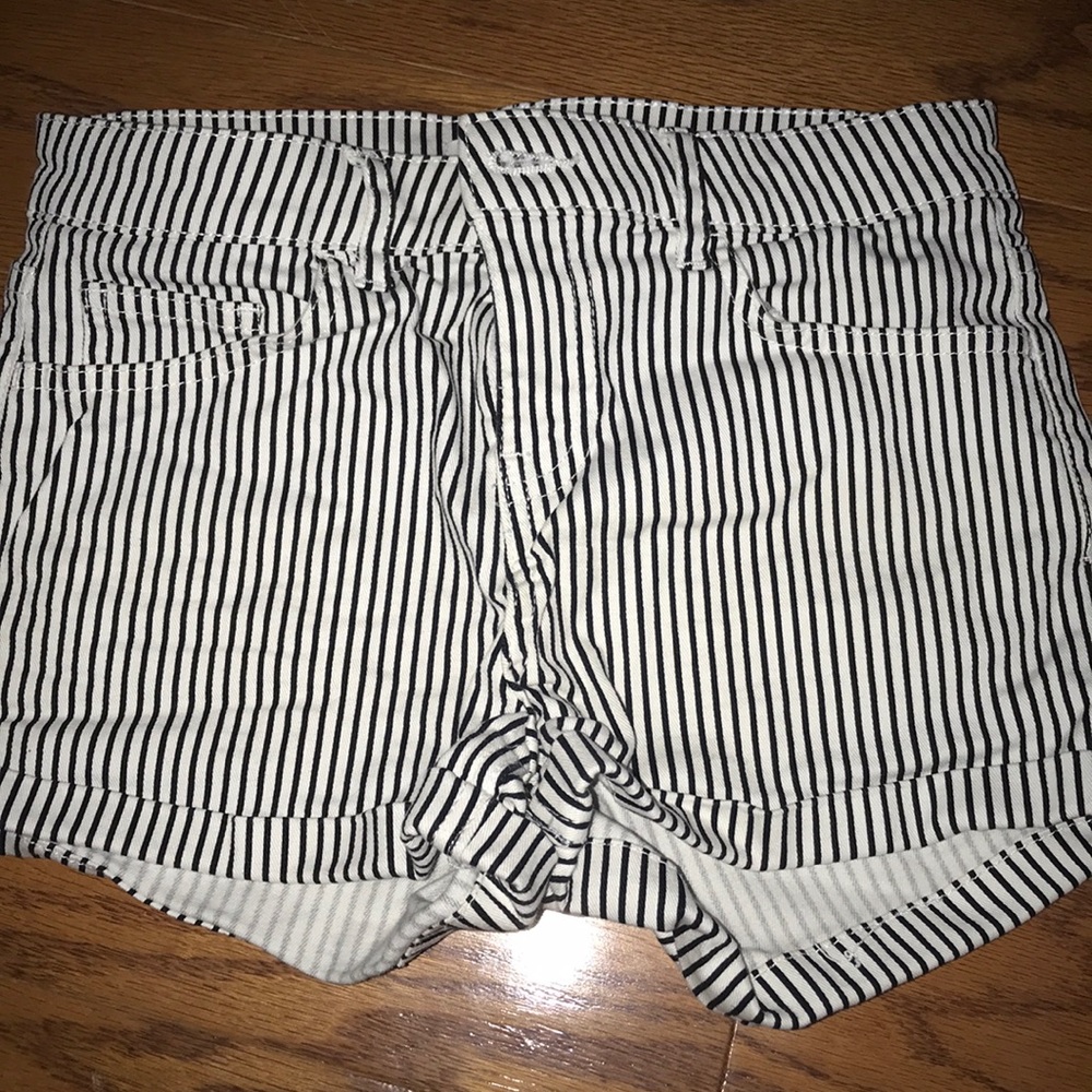 H&M classic white and black striped shorts💙